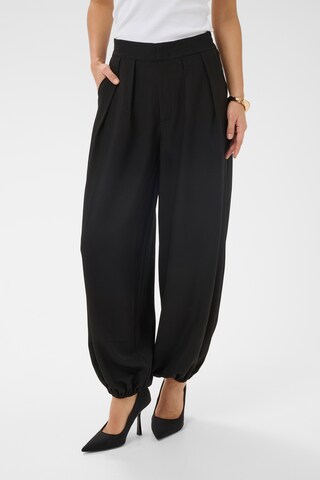 Kaffe Tapered Bandplooibroek 'KAJasmine' in Zwart: voorkant