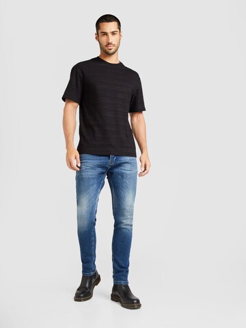 Regular Jean 'Fredo' Elias Rumelis en bleu