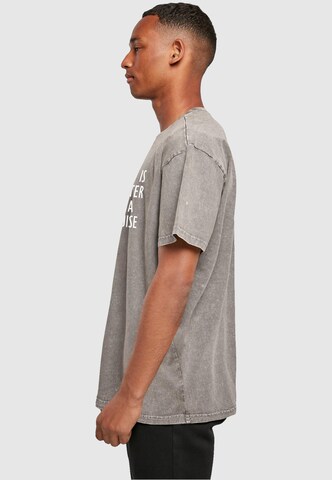 T-Shirt 'Life Is Better' Merchcode en gris