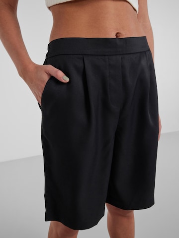 Loosefit Pantaloni con pieghe 'TALLY' di PIECES in nero