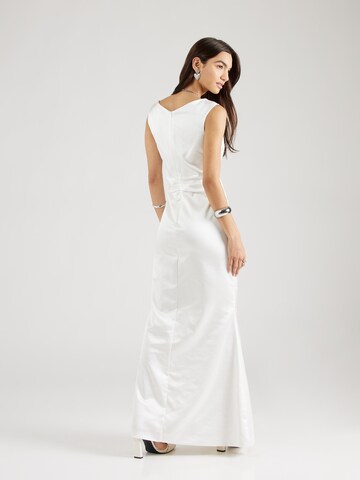 Rochie de seară de la Vera Mont pe alb