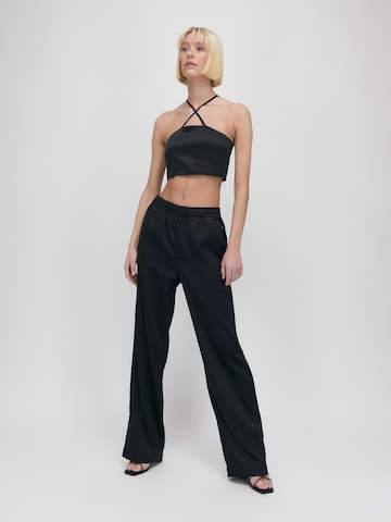 UNFOLLOWED x ABOUT YOU - Loosefit Pantalón 'Bossy' en negro