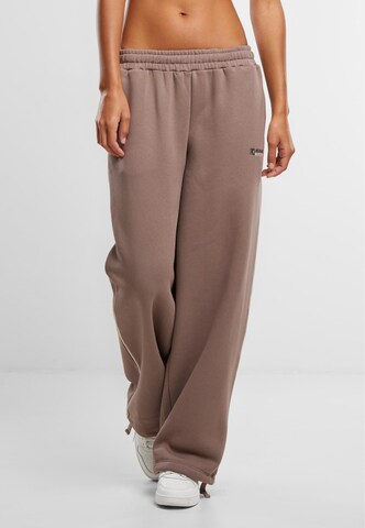 Karl Kani Loose fit Trousers in Brown