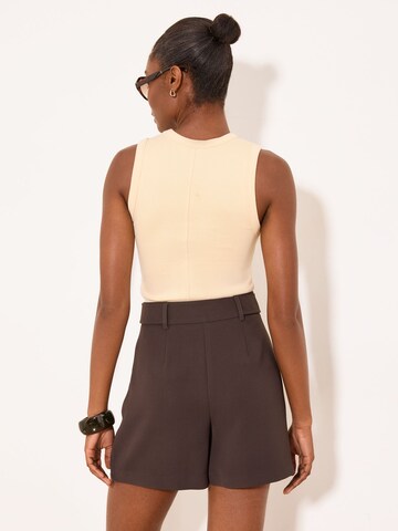 Lipsy Regular Shorts in Braun