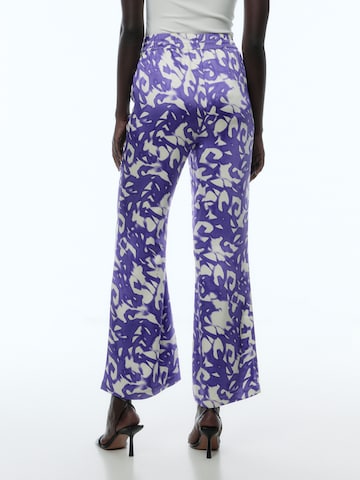 EDITED Rozkloszowany krój Spodnie 'Stina' w kolorze fioletowy