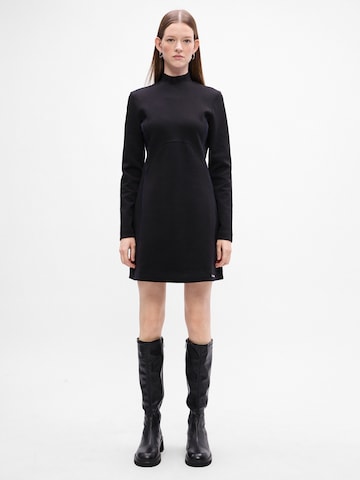 Rochie de la Calvin Klein Jeans pe negru: față