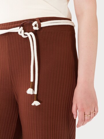 Les Lunes Flared Hose 'Lauren' in Braun