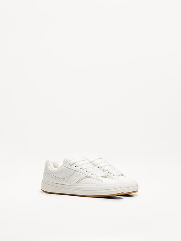 Sneaker low de la Bershka pe alb