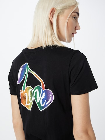 GUESS T-Shirt 'Rainbow Cherry' in Schwarz