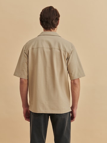 DAN FOX APPAREL - Ajuste regular Camisa 'Roman' en beige