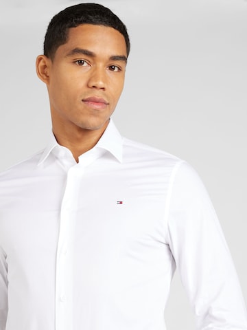 balta TOMMY HILFIGER Standartinis modelis Dalykinio stiliaus marškiniai 'FLEX'