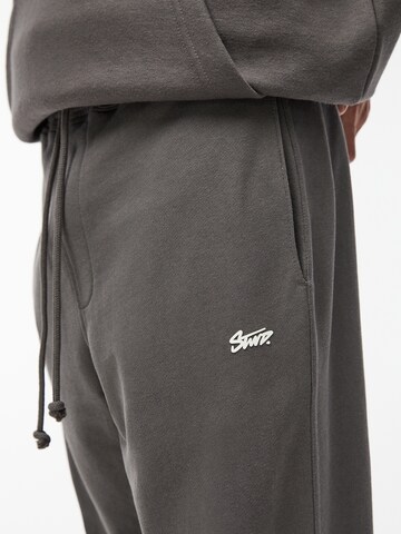 Pull&Bear Дънки Tapered Leg Панталон в сиво
