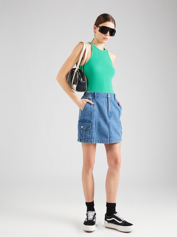 VANS - Falda 'Sidewalk' en azul