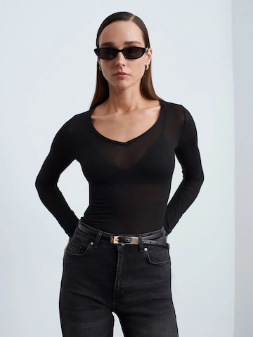 Dilvin Blouse in Black: front