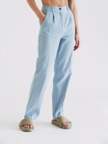 RÆRE by Lorena Rae Loose fit Pleat-Front Pants 'Kim' in Blue: front