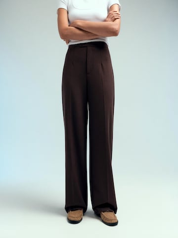 Pull&Bear Široký strih Plisované nohavice - Hnedá: predná strana