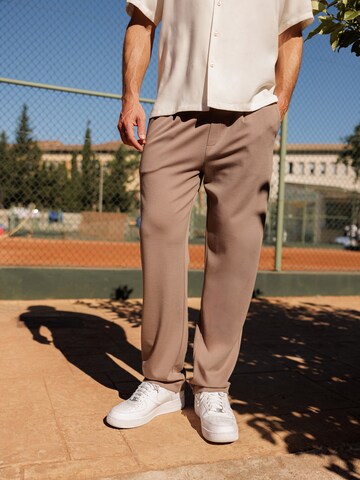 DAN FOX APPAREL Свободный крой Штаны 'Bent' в Коричневый
