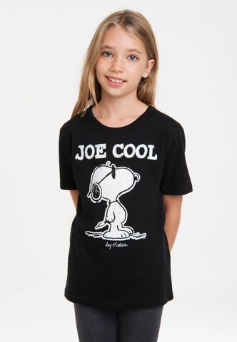 LOGOSHIRT Shirt 'Peanuts – Snoopy' in Zwart: voorkant