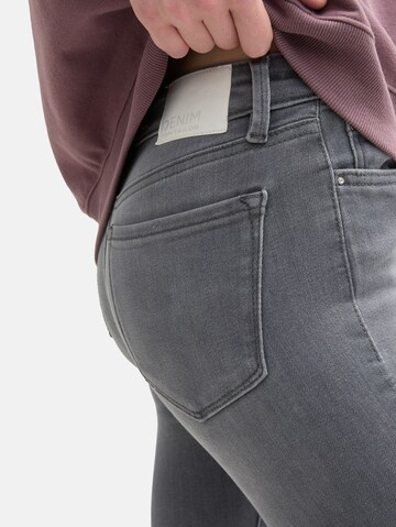 TOM TAILOR DENIM Skinny Jeans 'Nela' in Grijs