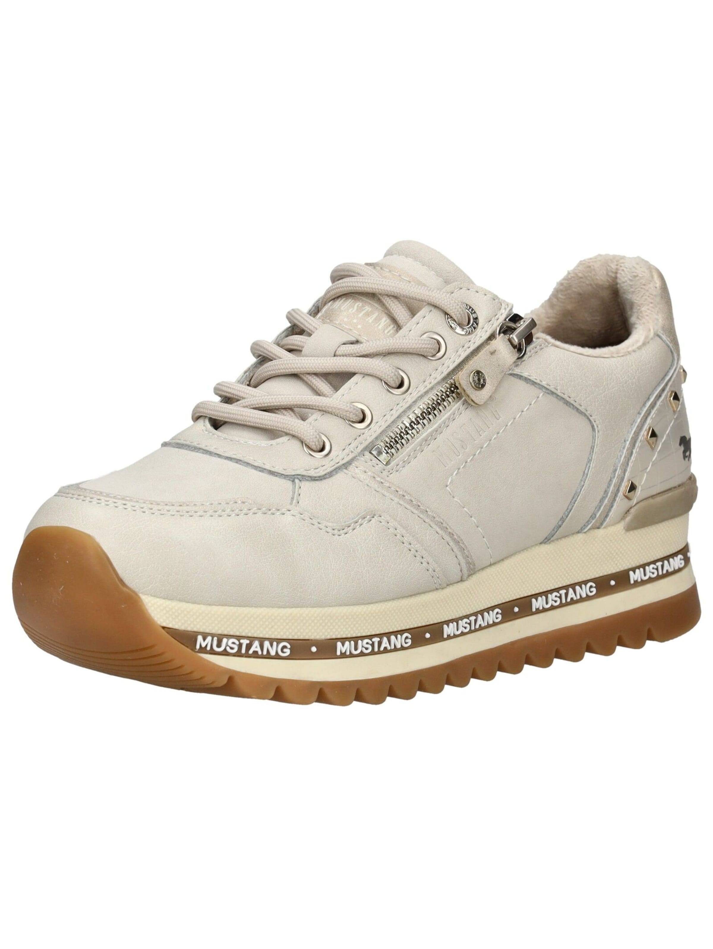 Baskets basses MUSTANG en beige : devant