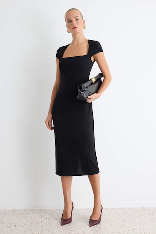 Rochie de la Trendyol pe negru: față
