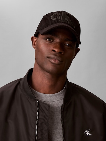 Calvin Klein Шапка с козирка в черно: отпред