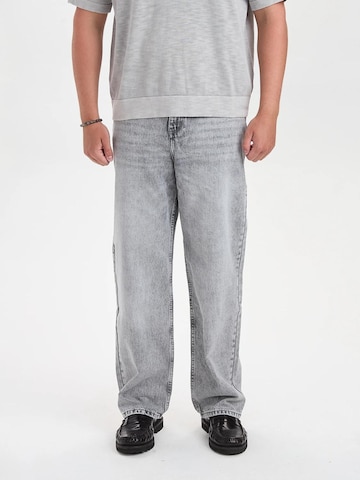 Dxnmxrk - Loosefit Vaquero 'DXHector Relaxed Fit Jeans Grey' en gris: frente