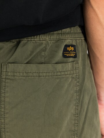zaļš ALPHA INDUSTRIES Platas staras Bikses