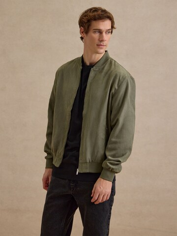 DAN FOX APPAREL Демисезонная куртка 'Henry' в Зеленый: спереди