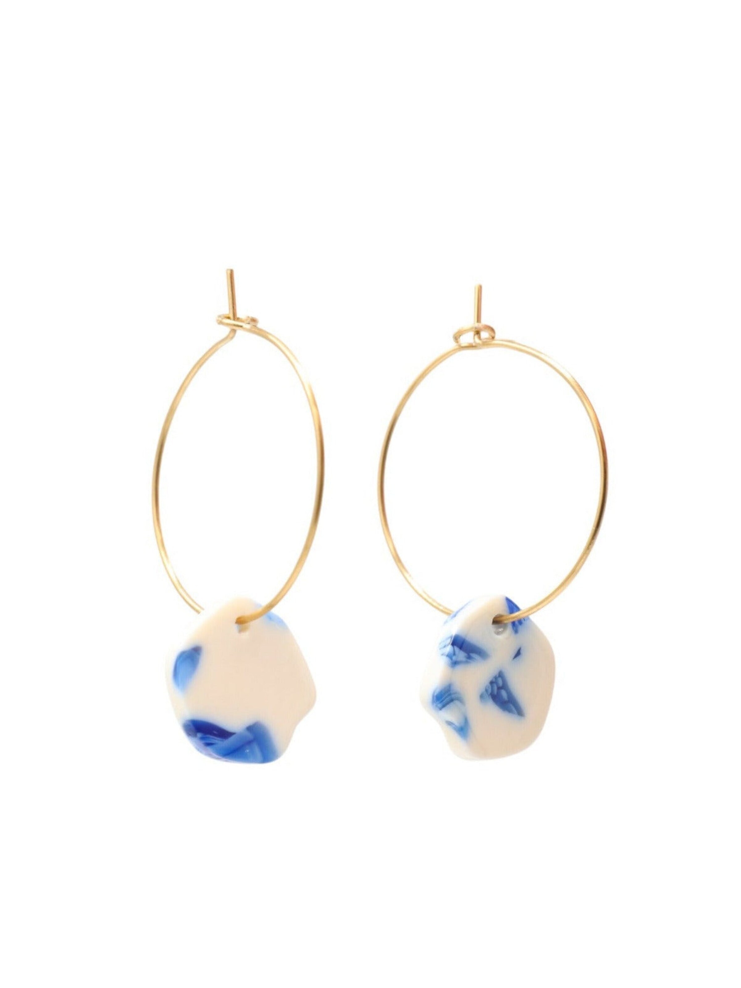 Boucles d'oreilles 'Acetat Creolen Alice' Fräulein Wunder en bleu : devant