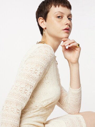 Rochie 'CHIKKA' de la VILA pe bej