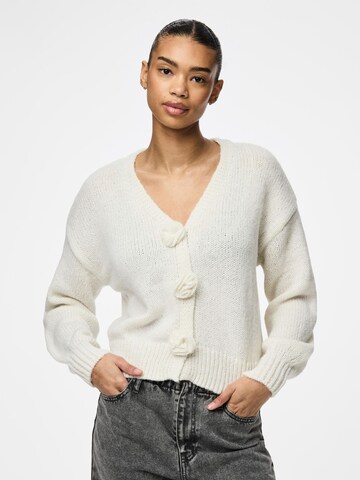 PIECES Strickjacke 'PCFatima' in Weiß: Vorderseite