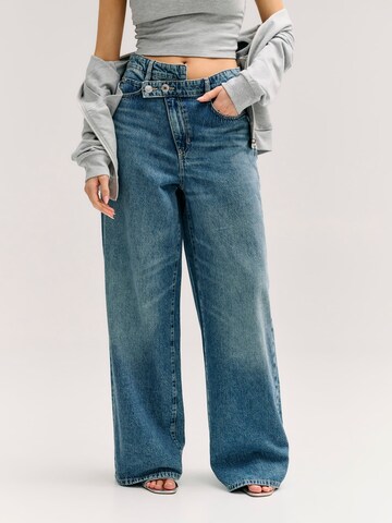 GUESS Wide leg Jeans in Blue: front