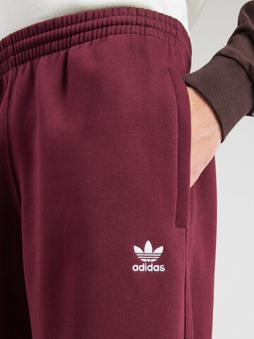 Loosefit Pantalon 'ESS' ADIDAS ORIGINALS en rouge
