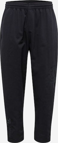 ADIDAS ORIGINALS - Tapered Pantalón 'Graphics Campus Chino' en negro: frente