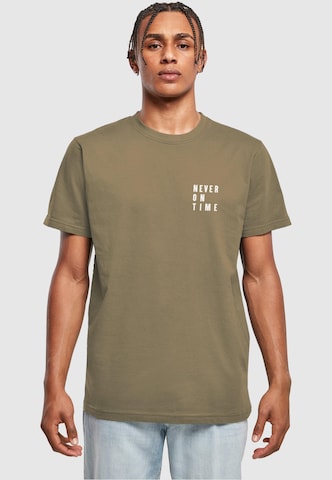 Merchcode T-Shirt 'Never On Time' in Grün: Vorderseite