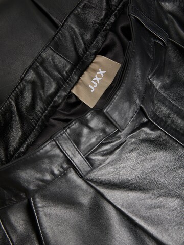 JJXX - Tapered Calças com pregas 'Addie' em preto