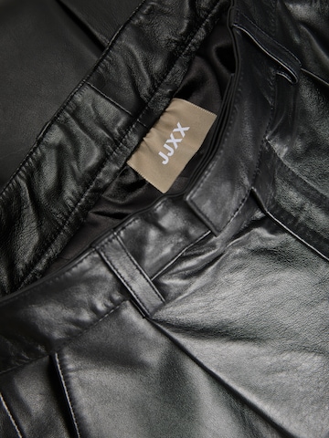 JJXX - Tapered Calças com pregas 'Addie' em preto