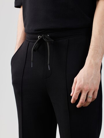 Tapered Pantaloni di ABOUT YOU x Rewinside in nero