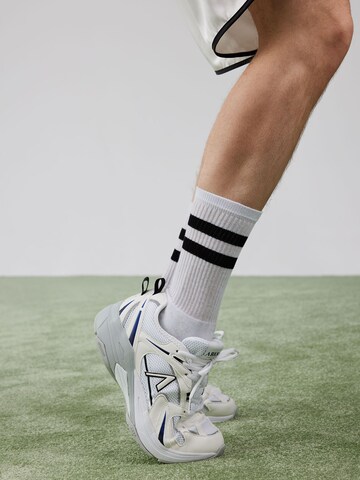 ABOUT YOU x Rewinside Sockor 'Timo' i vit