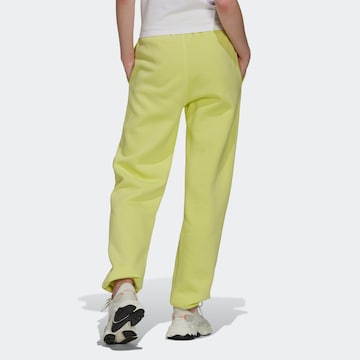 Tapered Pantaloni di ADIDAS ORIGINALS in giallo