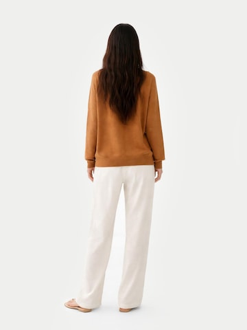 GOBI Cashmere Trui 'Women's Essential Cashmere V-Neck Sweater' in Bruin