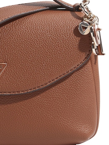 GUESS Schoudertas in Bruin