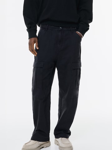Pull&Bear Baggy Cargo trousers in Black: front