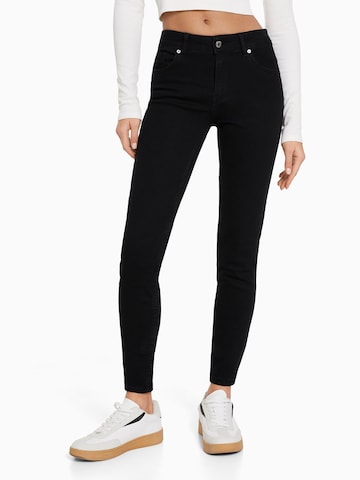 Skinny Jeans de la Bershka pe negru: față