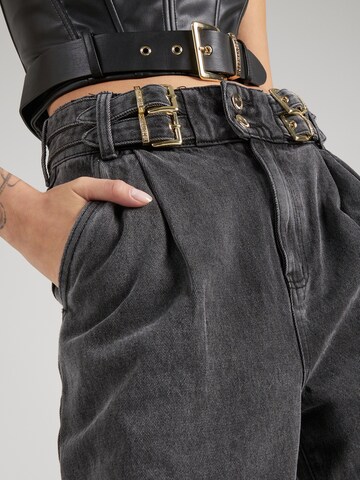 Hoermanseder x About You Tapered Bandplooi jeans 'Hava' in Grijs