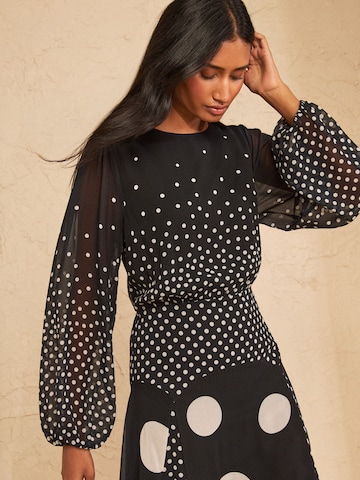 Rochie de la love & roses pe negru