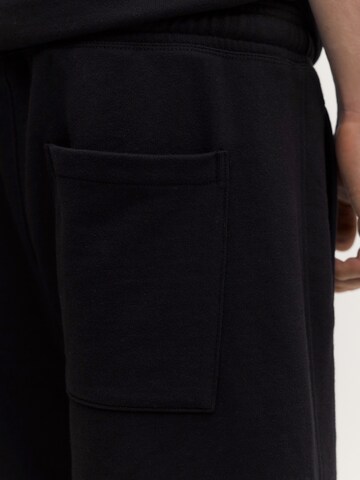 Pull&Bear Ohlapna forma Hlače 'STWD' | črna barva