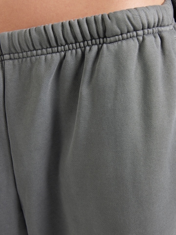 WEEKDAY Tapered Παντελόνι 'Ginny' σε γκρι