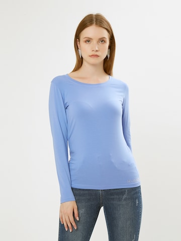 Influencer Μπλουζάκι σε μπλε: μπροστά